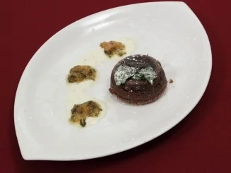 Chocolate Cake auf Pfirsich-Basilikum-Kompott (Hein Simons) - Rezept