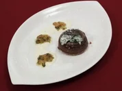 Chocolate Cake auf Pfirsich-Basilikum-Kompott (Hein Simons) - Rezept