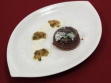 Chocolate Cake auf Pfirsich-Basilikum-Kompott (Hein Simons) - Rezept
