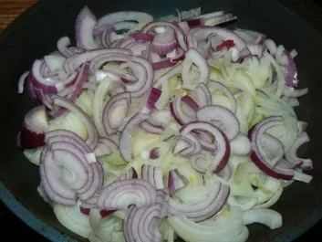 pikante Zwiebelsuppe rot- weiß - Rezept