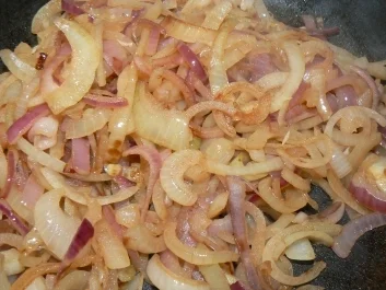 pikante Zwiebelsuppe rot- weiß - Rezept