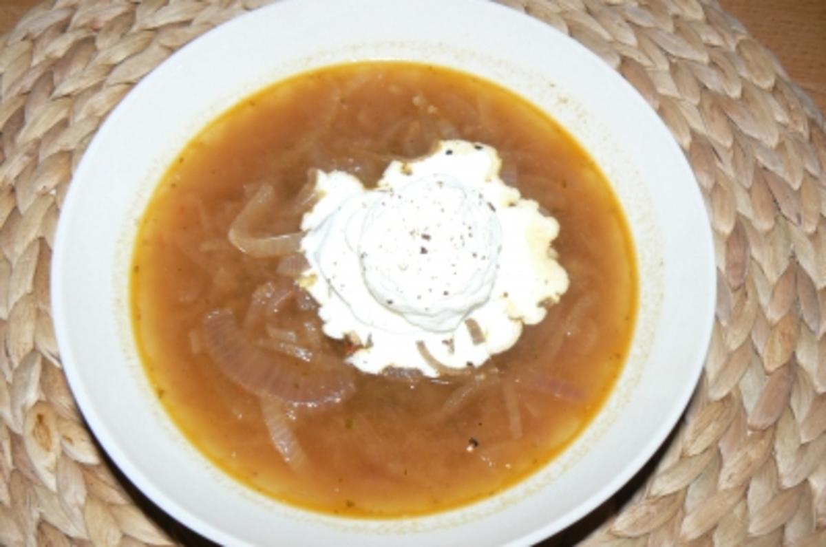 pikante Zwiebelsuppe rot- weiß - Rezept