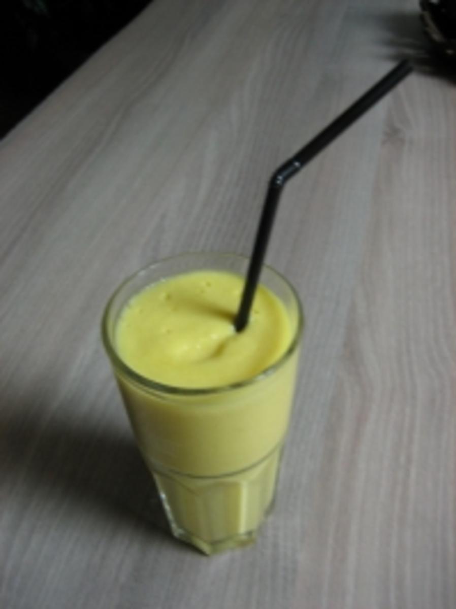 Mangolassy mit Mango frisch1 und Joghurt fettarm - Rezept By antilopy