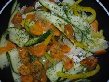 Putenbruststreifen an Gemüsebett - Rezept