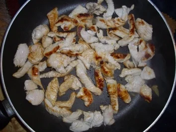 Putenbruststreifen an Gemüsebett - Rezept