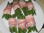 Schweinefilet mit Bohnen im Speckmantel und blauen Thymiankartoffeln - Rezept