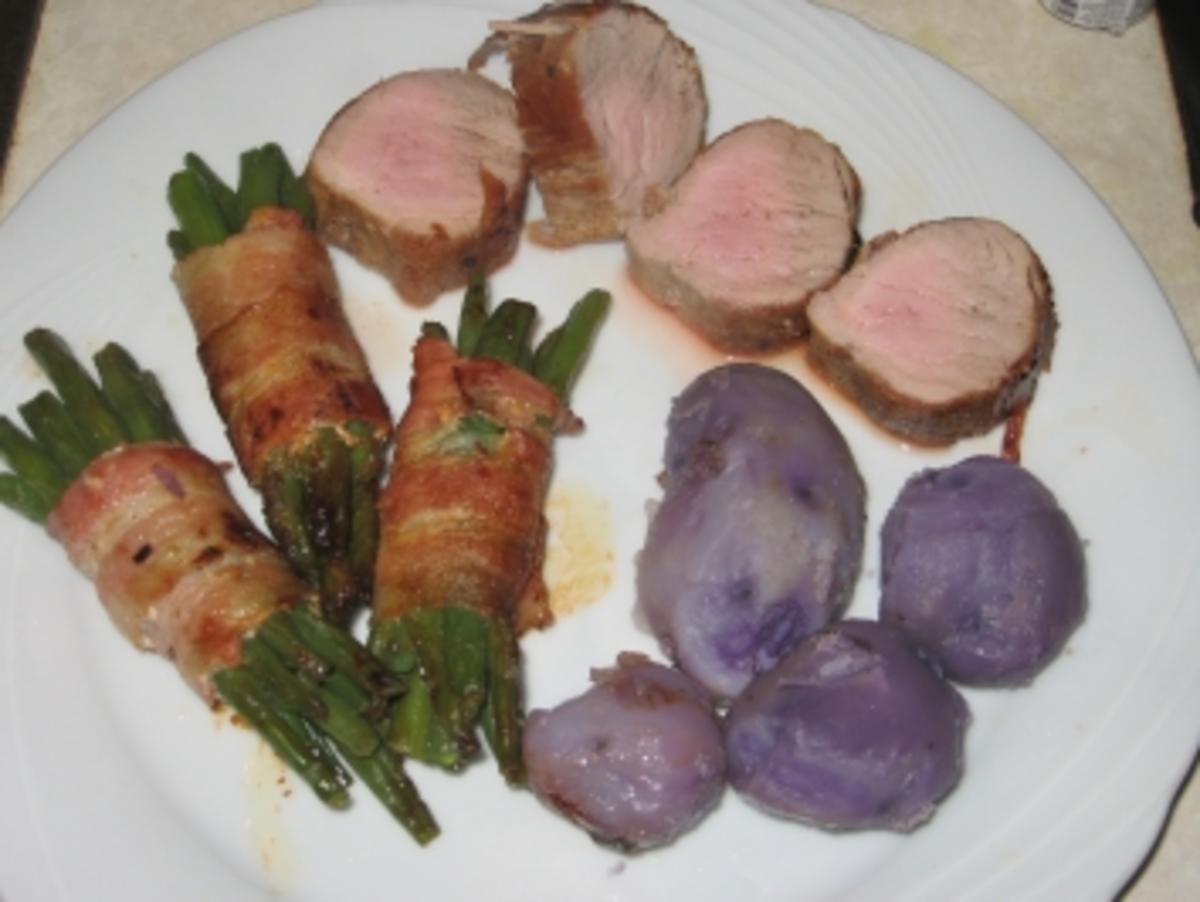 Schweinefilet mit Bohnen im Speckmantel und blauen Thymiankartoffeln - Rezept