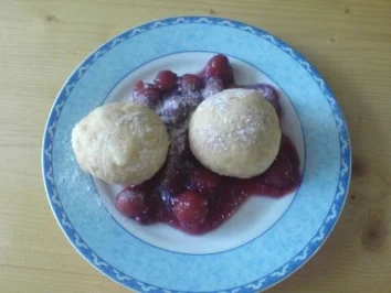 Honig - Knöderl auf süßen Sauerkirschen - Rezept