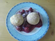 Honig - Knöderl auf süßen Sauerkirschen - Rezept