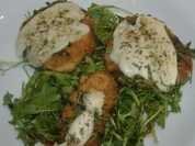 Kalbsschnitzelchen mit Rucola und Mozzarella überbacken - Rezept