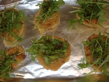 Rezept: Kalbsschnitzelchen mit Rucola und Mozzarella überbacken Kalbsschnitzelchen mit Rucola und Mozzarella überbacken - Rezept