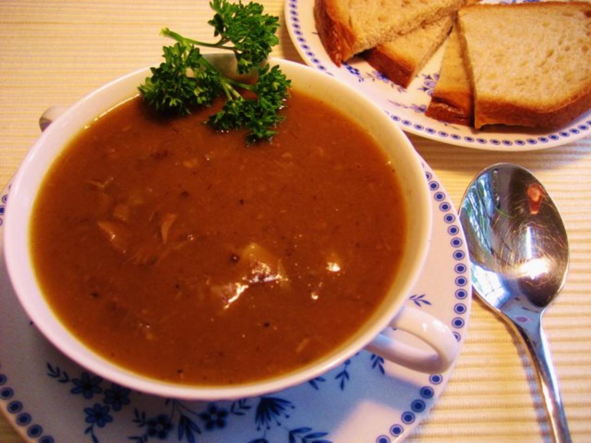 Bilder für Ochsenschwanzsuppe mit Ochsenschwanz in Stücken und Möhren grob geschnitten - Rezept