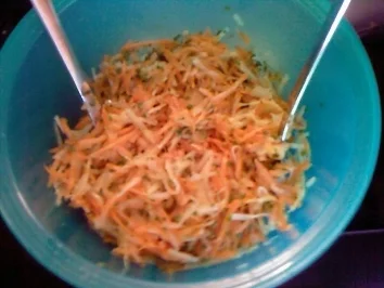 Rezept: Kohlrabi-Möhren-Salat Bild Nr. 3 Kohlrabi-Möhren-Salat - Rezept - Bild Nr. 3