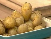 Rezept: Pellkartoffeln mit Schafskäsesalat und Gurken Pellkartoffeln mit Schafskäsesalat und Gurken - Rezept