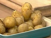 Rezept: Pellkartoffeln mit Schafskäsesalat und Gurken Pellkartoffeln mit Schafskäsesalat und Gurken - Rezept