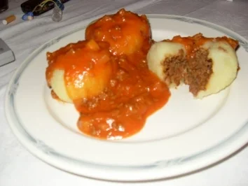 Gefüllte Kartoffelknödel mit Tomatensoße - Rezept