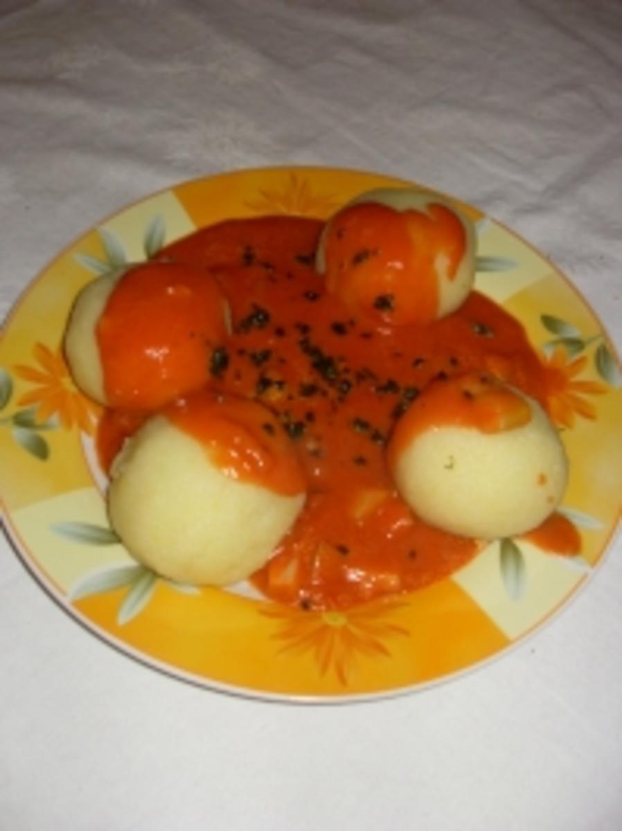 Gefüllte Kartoffelknödel mit Tomatensoße - Rezept
