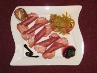 Wildschinken an süßsaurem Salatbett - Rezept