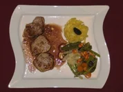 Kalbsmedaillons in Portweinsoße mit Leipziger Allerlei am Pastanest - Rezept