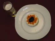 Weißer Tomatenschaum auf Pistazienbiskuit mit Kaviar und Tomatenconsomme - Rezept