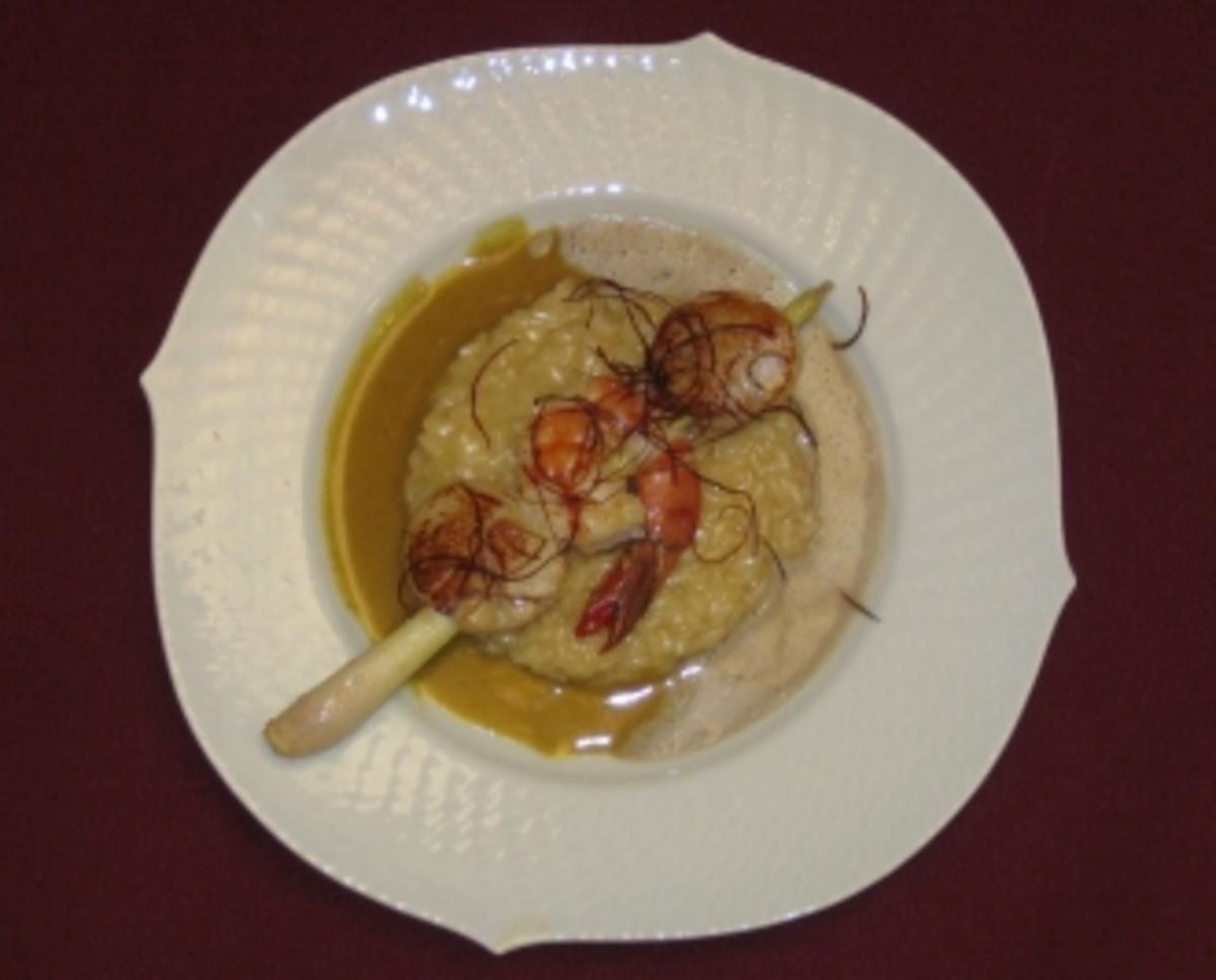 Spieß von Jakobsmuscheln und Scampi auf Kokosrisotto und Thai-Curryschaum - Rezept