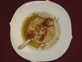 Rezept: Spieß von Jakobsmuscheln und Scampi auf Kokosrisotto und Thai-Curryschaum Spieß von Jakobsmuscheln und Scampi auf Kokosrisotto und Thai-Curryschaum - Rezept