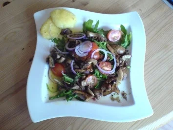 Gebratene Pilze auf Rucolasalat mit gebratenen Kartoffelklößen und Cherrytomaten - Rezept