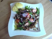 Gebratene Pilze auf Rucolasalat mit gebratenen Kartoffelklößen und Cherrytomaten - Rezept