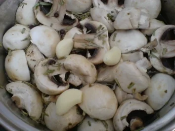 Rezept: Eingelegte Knoblauch-Champignons Bild Nr. 9 Eingelegte Knoblauch-Champignons - Rezept - Bild Nr. 9