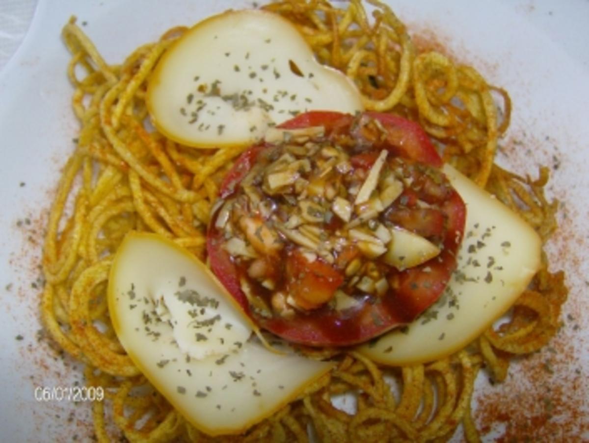 Tomate mit Mozarella-Tomaten-Füllung im Kartoffelnest (Spiralschneider-Rezept) - Rezept
