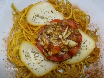 Tomate mit Mozarella-Tomaten-Füllung im Kartoffelnest (Spiralschneider-Rezept) - Rezept