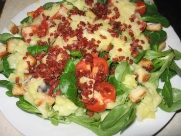 Feldsalat mit warmen Kartoffeldressing und Speckwürfeln - Rezept
