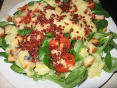 Feldsalat mit warmen Kartoffeldressing und Speckwürfeln - Rezept