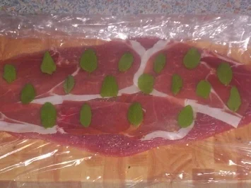 Gefülltes Schweinefilet mit Parmaschinken und Salbeiblättern - Rezept