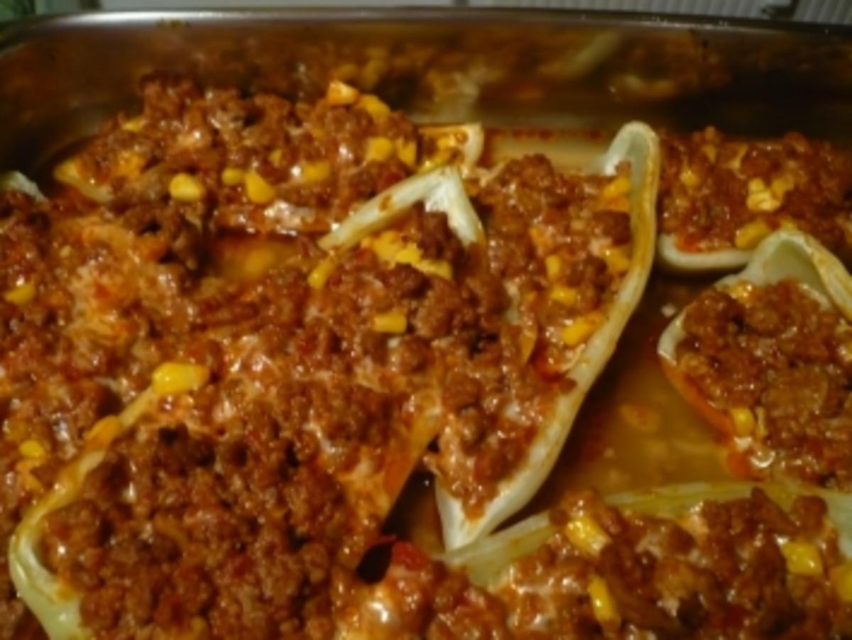 Spitzpaprika mit Hack, Mais und Käse gefüllt - Rezept