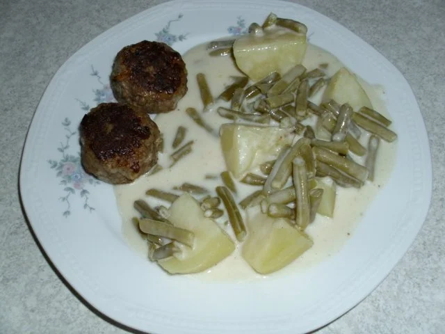 Rezept: Gestofte Bohnen mit Frikadellen Gestofte Bohnen mit Frikadellen - Rezept