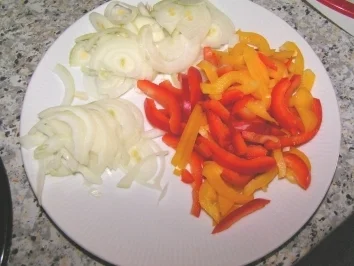 Bandnudeln mit Paprikasoße und Pangasiuswürfeln - Rezept