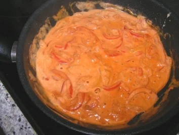 Bandnudeln mit Paprikasoße und Pangasiuswürfeln - Rezept