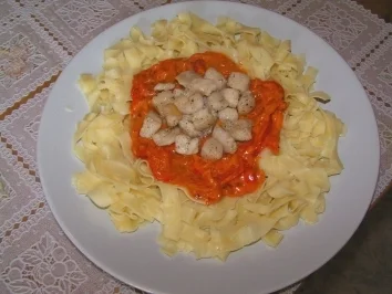 Bandnudeln mit Paprikasoße und Pangasiuswürfeln - Rezept