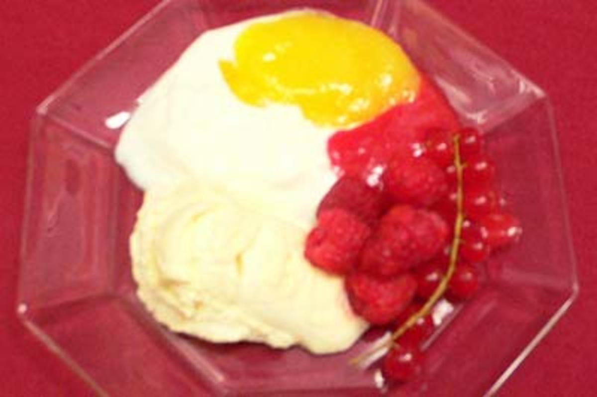 Variation aus Sommermousse und Eis auf frischen Früchten - Rezept