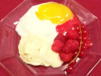Variation aus Sommermousse und Eis auf frischen Früchten - Rezept