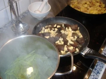 Blutwurstgeröstel auf Schnippelbohnen - Rezept