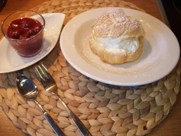 Rezept: Windbeutel selbstgemacht mit Sahne und Kirschen Windbeutel selbstgemacht mit Sahne und Kirschen - Rezept