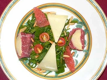 Rezept: Wildkräutersalat mit Grapefruitfilets, Pecorino und Artischocken Wildkräutersalat mit Grapefruitfilets, Pecorino und Artischocken - Rezept