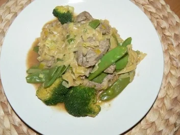 Was neues aus dem Wok: Rindfleisch mit Gemüse und Nudeln - Rezept