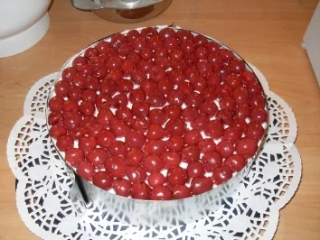 Rezept: Windbeuteltorte mit Kirschen Windbeuteltorte mit Kirschen - Rezept