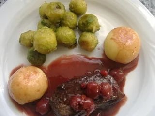 Rezept: Hirschsteak mit Kirsch-Preißelbeersauce Hirschsteak mit Kirsch-Preißelbeersauce - Rezept