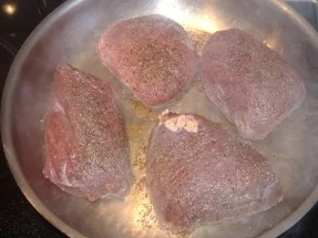 Rezept: Hirschsteak mit Kirsch-Preißelbeersauce Hirschsteak mit Kirsch-Preißelbeersauce - Rezept