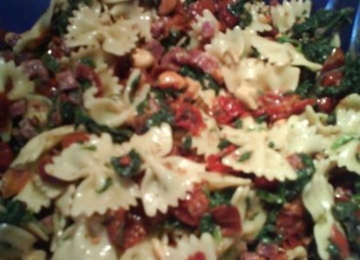 Nudelsalat mit getrockneten Tomaten und Blattspinat - Rezept - Bild Nr. 2