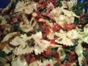 Rezept: Nudelsalat mit getrockneten Tomaten und Blattspinat Bild Nr. 2 Nudelsalat mit getrockneten Tomaten und Blattspinat - Rezept - Bild Nr. 2